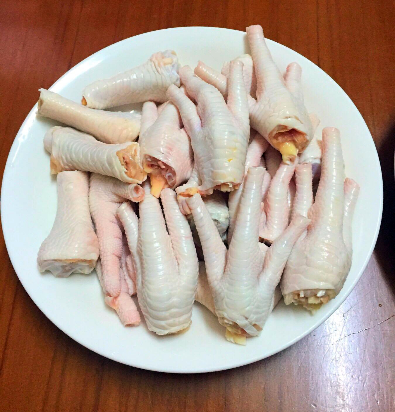 Rửa sạch chân gà