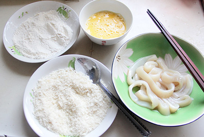 Sơ chế mực rồi lăn bột 