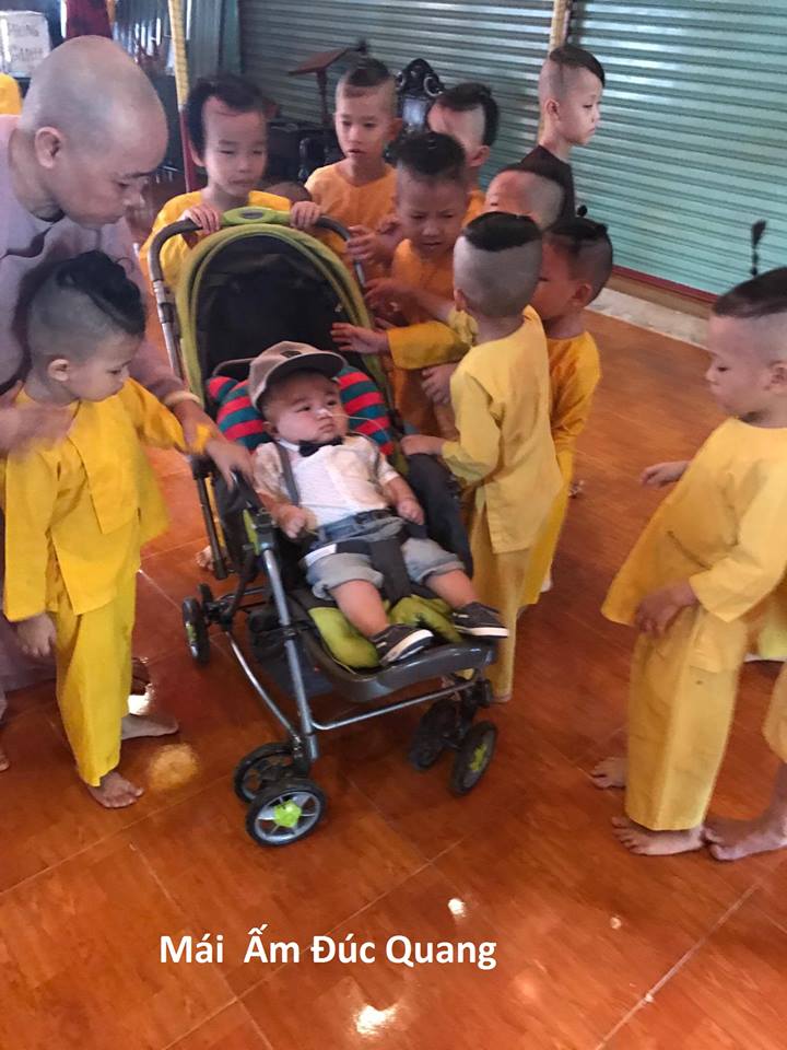 bé đức lộc,chú tiểu, đức lộc hóa chú tiểu đáng yêu