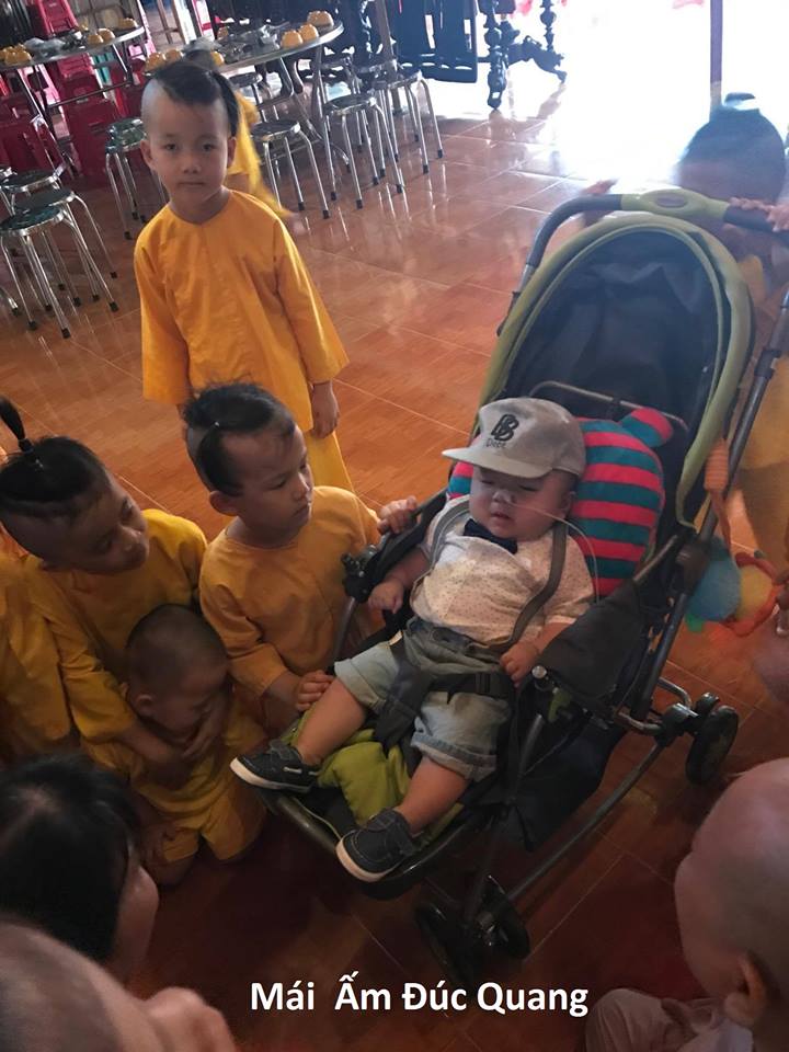bé đức lộc,chú tiểu, đức lộc hóa chú tiểu đáng yêu