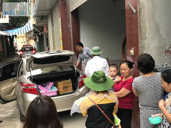 bé 15 ngày tuổi bị bỏ rơi, bé bị bỏ rơi