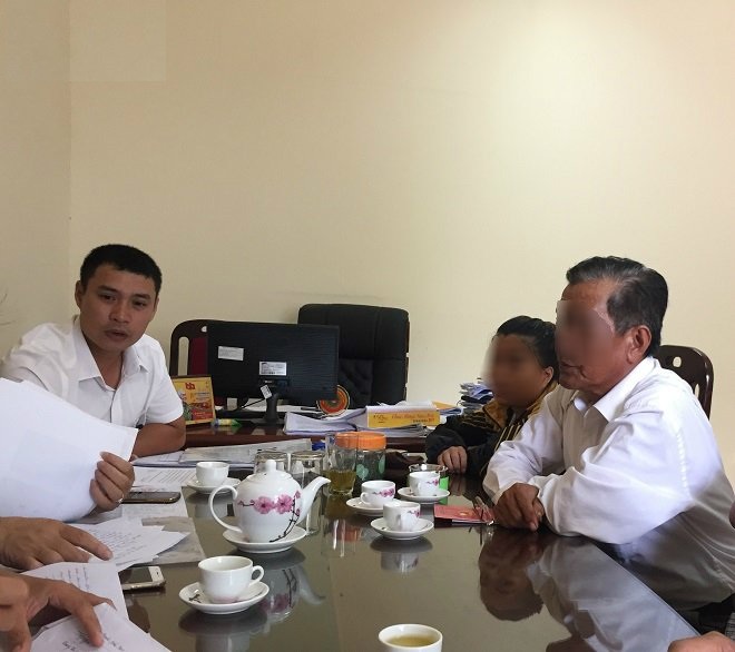 bé 15 ngày tuổi bị bỏ rơi, bé bị bỏ rơi