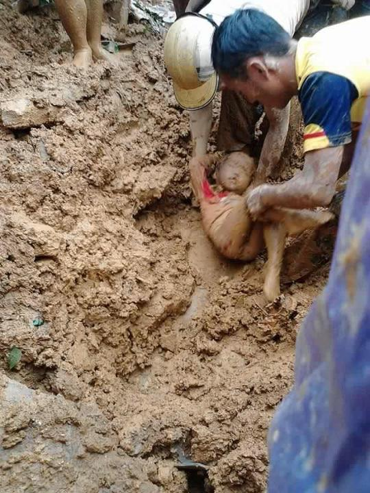 em bé bị vùi trong bùn, em bé 5 tuổi bị vùi trong bùn lũ
