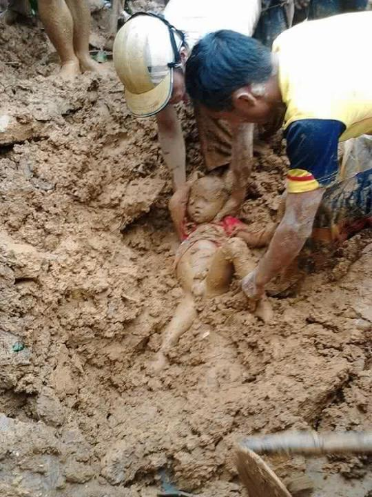 em bé bị vùi trong bùn, em bé 5 tuổi bị vùi trong bùn lũ