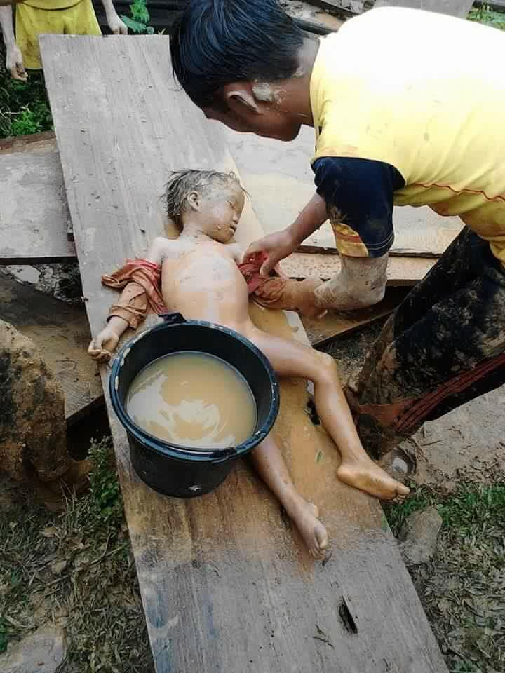 em bé bị vùi trong bùn, em bé 5 tuổi bị vùi trong bùn lũ