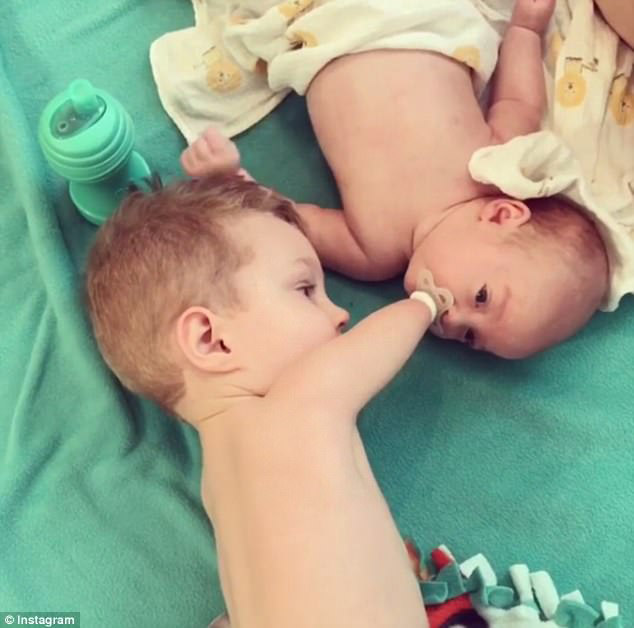 em bé 3 tuổi không tay, bé 3 tuổi không tay giỗ em, bé trai 3 tuổi không tay giỗ em bằng núm ti giả