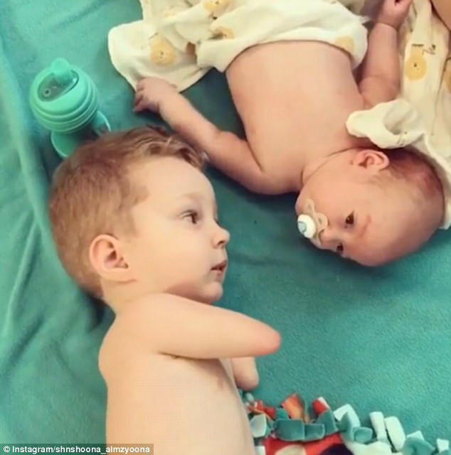 em bé 3 tuổi không tay, bé 3 tuổi không tay giỗ em, bé trai 3 tuổi không tay giỗ em bằng núm ti giả