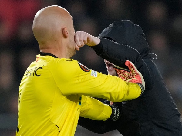 Tin bóng đá 24/2: Thủ môn Sevilla bị đuổi đánh sau trận thua PSV