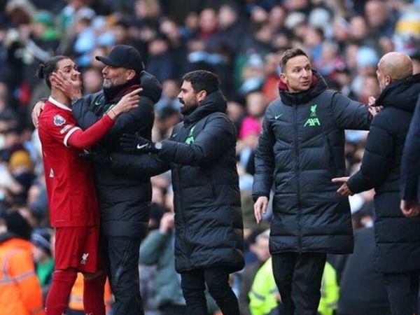 Pep Guardiola cãi nhau với Darwin Nunez, HLV Klopp phải can thiệp