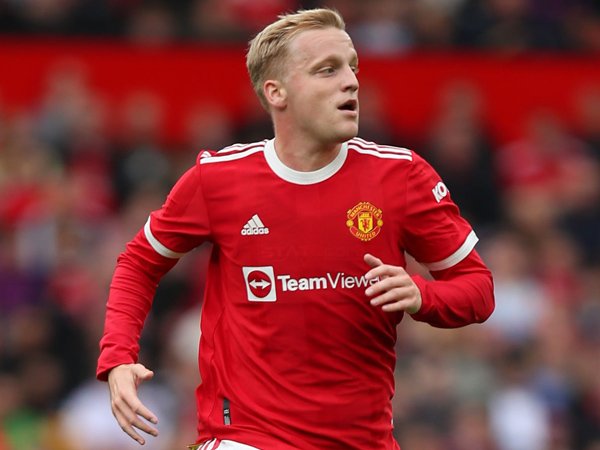 Chuyển nhượng BĐ tối 25/3: Van de Beek bị Frankfurt trả về MU