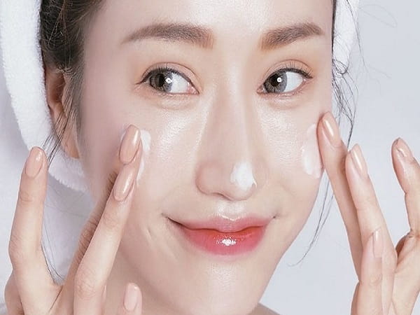 Chuẩn bị trước khi trang điểm là bước quan trong trong cách trang điểm cô dâu đơn giản
