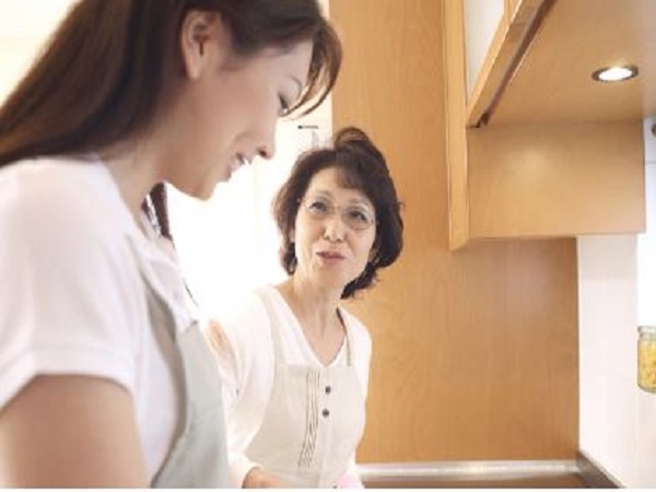 Tỏ ra lắng nghe và thấu hiểu là cách trị mẹ chồng hay nói xấu con dâu do