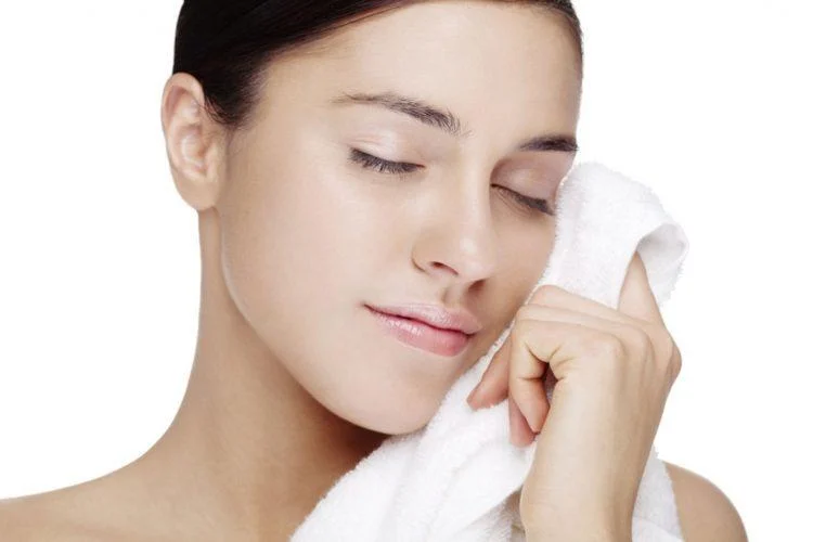 Rửa mắt bằng nước muối sinh lý