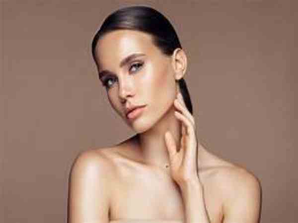 Nốt ruồi ở hõm cổ nữ nói lên điều gì?