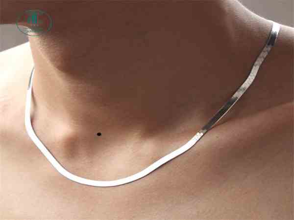 Nốt ruồi ở hõm cổ nam