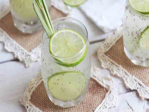 Nước hạt chia kết hợp với nước dừa
