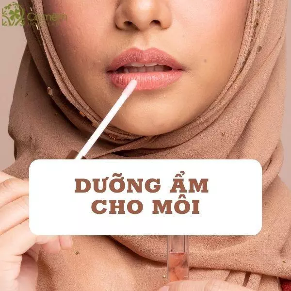 Dùng dưỡng ẩm cho môi giữ son lâu trôi